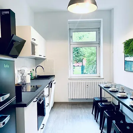 Sh-team For Work & Travel With Free Parking Apartment *