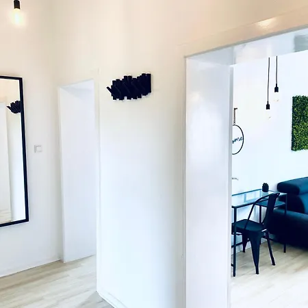 Sh-team For Work & Travel With Free Parking *