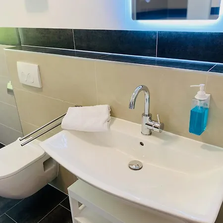 Sh-team For Work & Travel With Free Parking 公寓