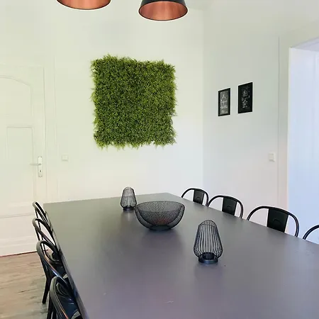 Moderne I Zentral I Grosser Parkplatz Duisburg